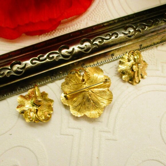 VINTAGE Cultured Pearls Gold Plate Brooch Earrings Set ~ Gold Leaf Swirl Pearls - Picture 16 of 16